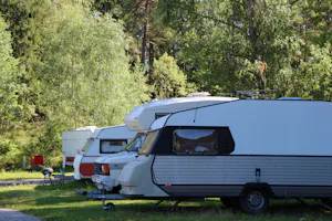 Camping Rösjöbaden - Wohnwagenstellplatz vom Campingplatz zwischen Bäumen