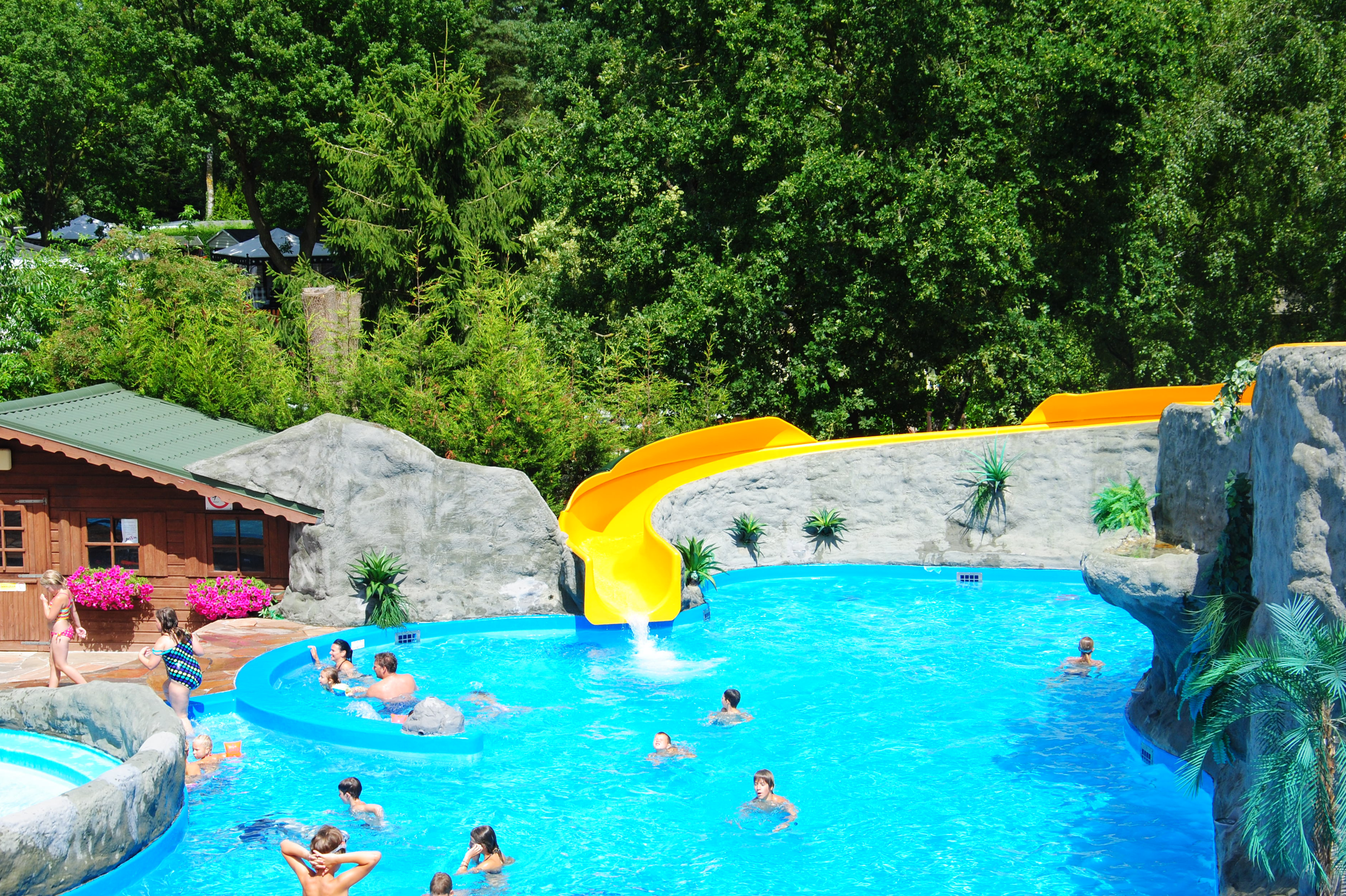 Camping Roland - Blick auf den Pool im Freien mit Wasserrutsche