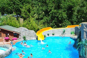 Camping Roland - Blick auf den Pool im Freien mit Wasserrutsche