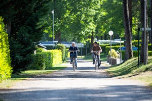 Camping Roland - Camper fahren Fahrrad auf dem Campingplatz
