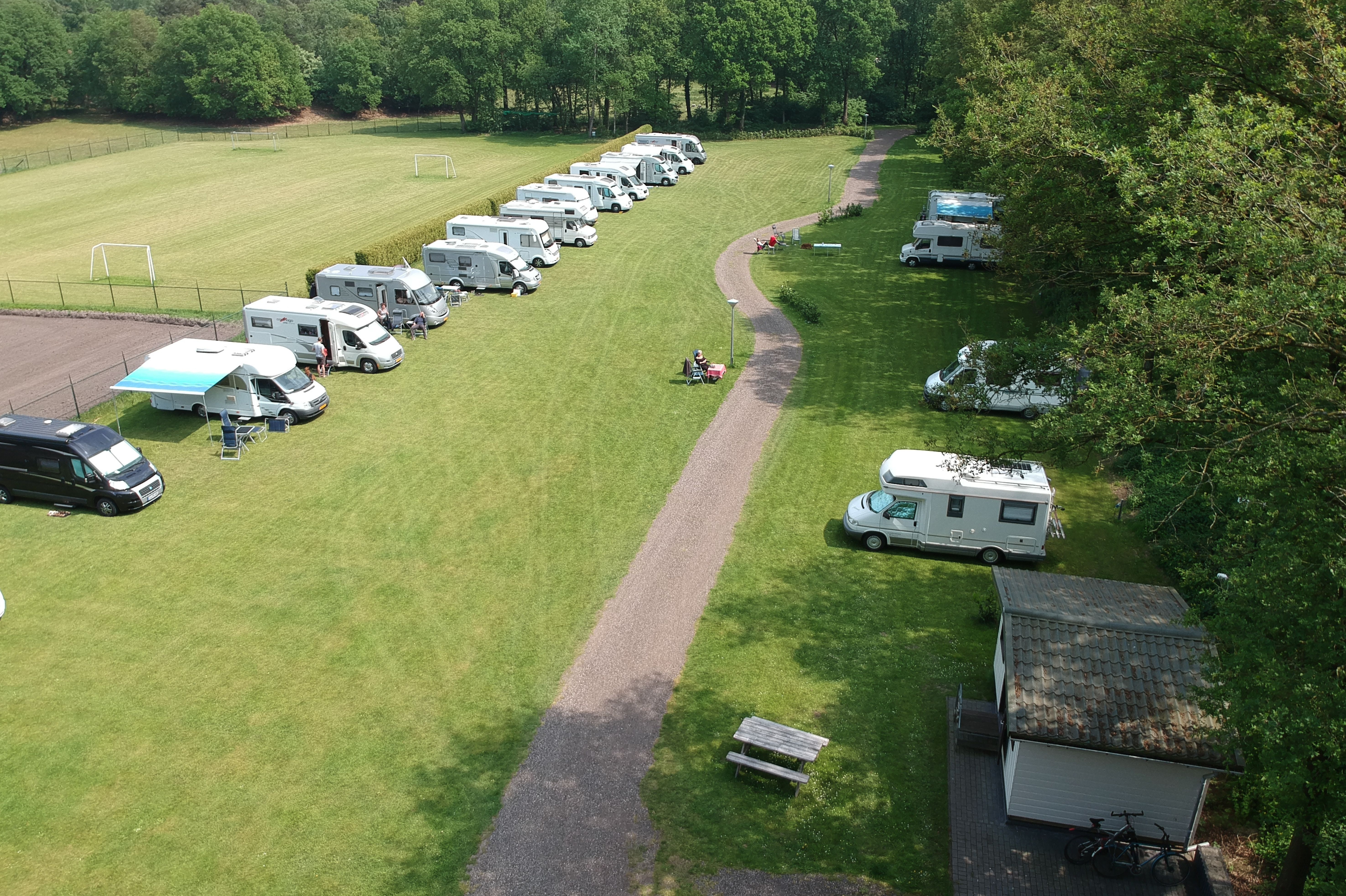 Camping Roland - Luftaufnahme der Standplatzwiese auf dem Campingplatz