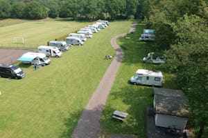 Camping Roland - Luftaufnahme der Standplatzwiese auf dem Campingplatz