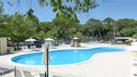 Camping Romagna - Campingplatzanlage mit Pool und Liegestühlen in der Sonne