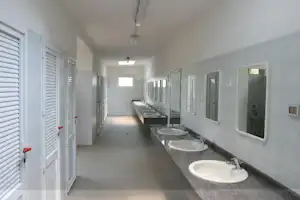 Camping Romagna - Sanitärgebäude mit Waschbecken, Spiegel, Toiletten und Duschen
