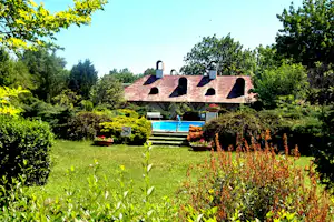 Camping Romantik - Liegewiese vor dem Pool und dem Hauptgebäude vom Campingplatz