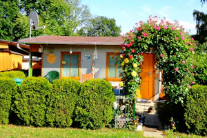 Camping Romantik - Mobilheim vom Campingplatz mit Veranda im Grünen