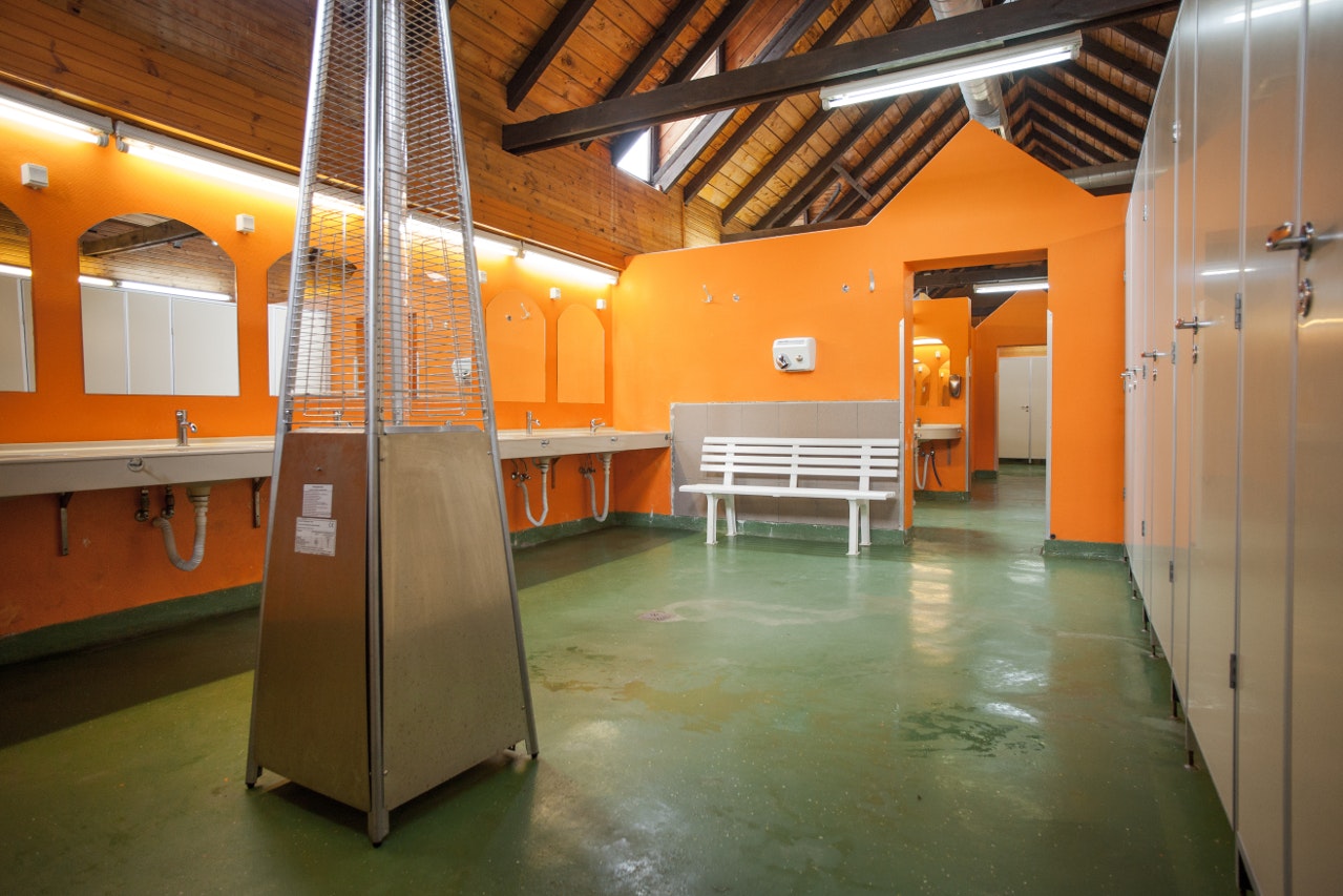 Camping Romantik - Sanitärbereich vom Campingplatz mit Waschbecken, Spiegeln, Toiletten und Duschen