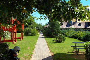 Camping Romantik - Spielplatz und Picknicktisch auf dem Campingplatz