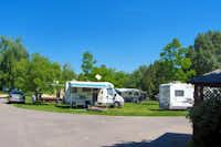 Camping Romantik - Stellplatz für Wohnwagen im Grünen auf dem Campingplatz