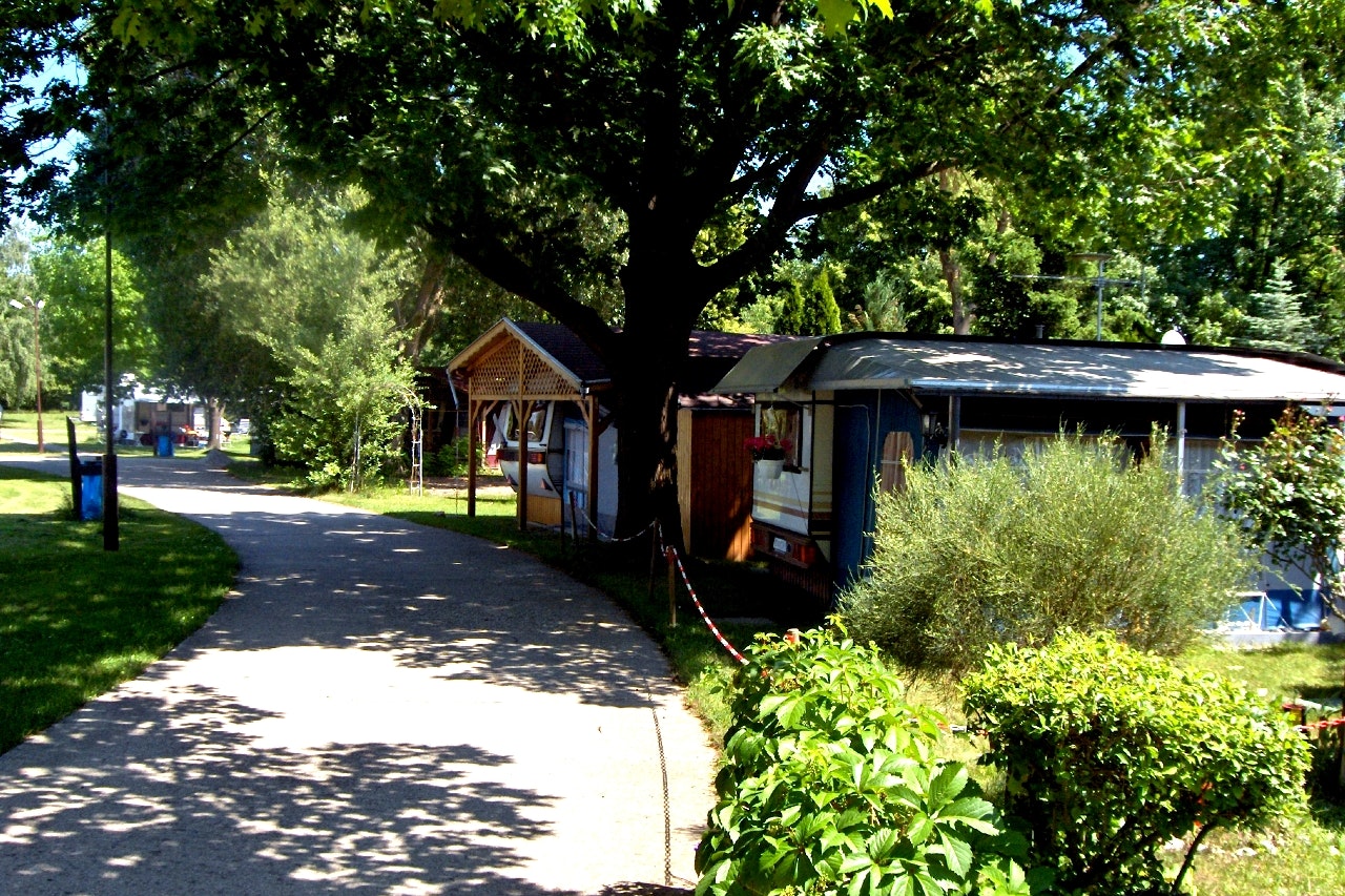 Camping Romantik - überdachter Wohnwagenstellplatz vom Campingplatz zwischen Bäumen