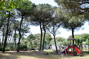 Camping Romea - Kinderspielplatz und Picknick Tisch auf dem Campingplatz