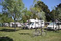 Camping Romea - Wohnmobil- und  Wohnwagenstellplätze im Schatten der Bäume