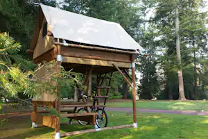 Camping Rondin des Bois - Mobilheim vom Campingplatz mit Veranda darunter
