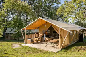 Camping Rondin des Bois - Mobilheim vom Campingplatz zwischen Bäumen