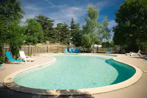 Camping Rondin des Bois - Pool vom Campingplatz mit Liegestühlen in der Sonne