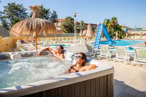 Camping Rosa - Camper im Whirlpool im Poolbereich vom Campingplatz