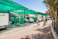 Camping Rosa - Stellplatz für Wohnwagen unter Sonnensegeln