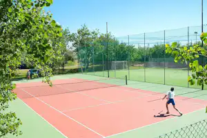 Camping Rosapineta - Tennisplatz und Fußballfeld auf dem Campingplatz