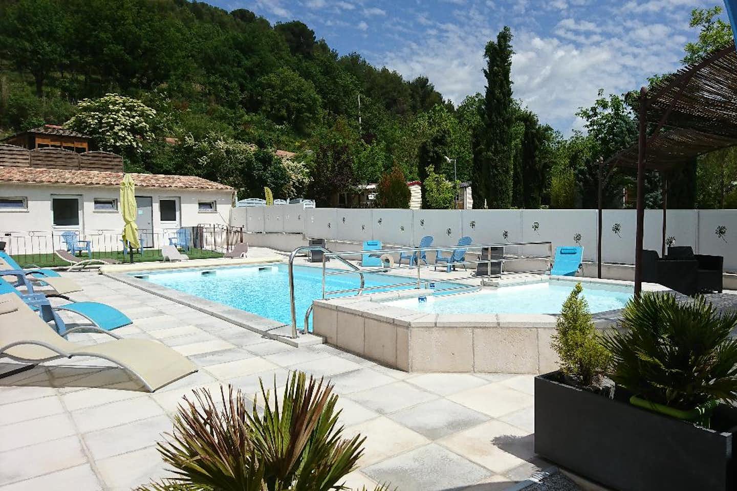 Camping Rose de Provence - Poolbereich mit Liegestühlen
