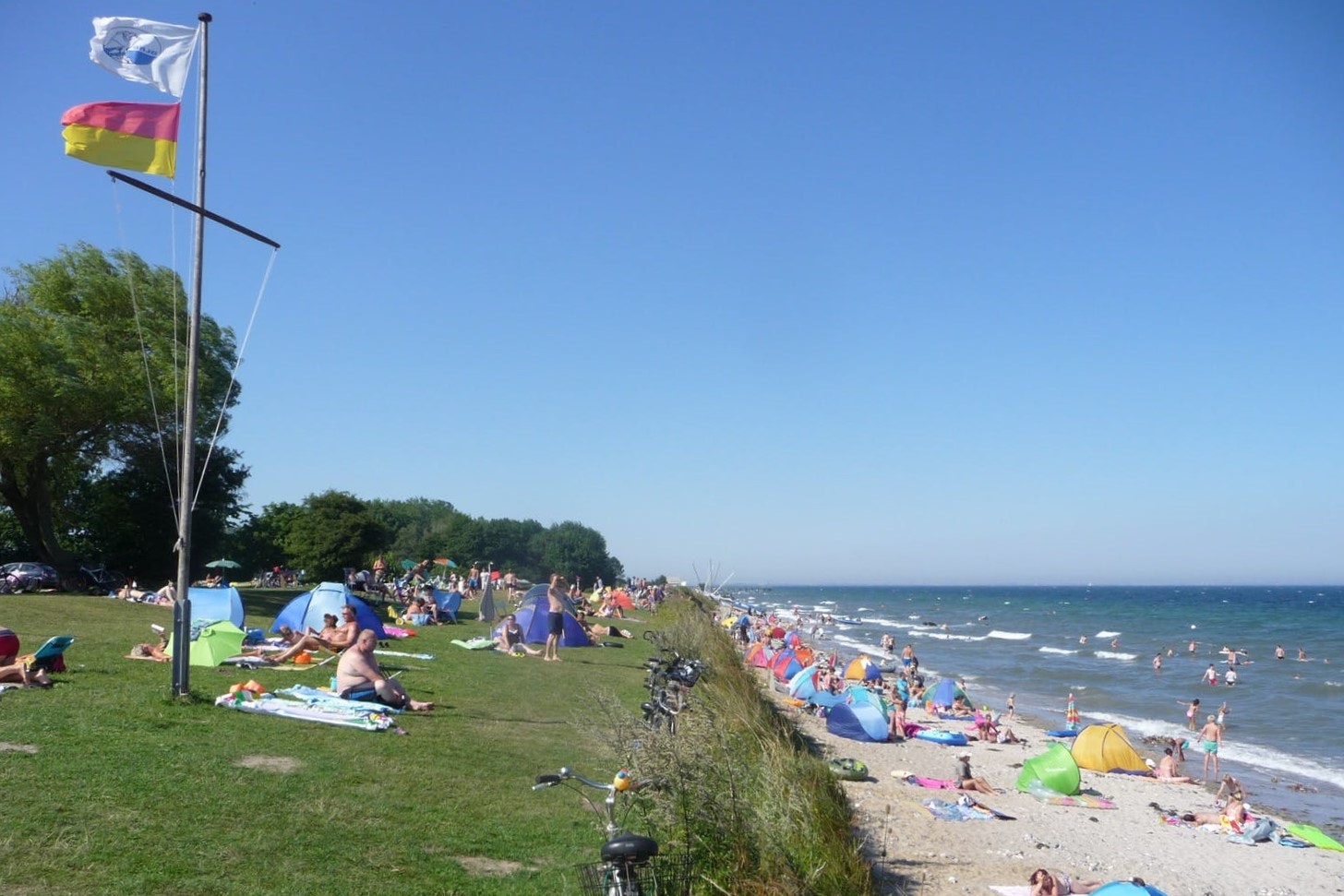 Rosenfelder Strand Ostsee Camping - Gäste am Badestrand vor dem Campingplatz