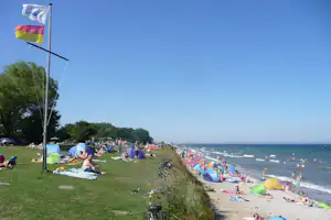 Rosenfelder Strand Ostsee Camping - Gäste am Badestrand vor dem Campingplatz