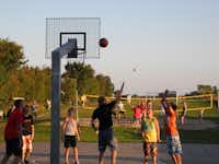 Rosenfelder Strand Ostsee Camping - Gäste beim Basket- und Beachvolleyballspiel auf dem Campingplatzgelände