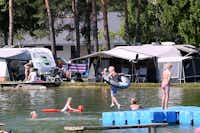 Camping Rosental Rož - Wohnwagen- und Wohnmobilstellplätze des Campingplatzes am Ufer des Flusses