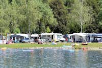 Camping Rosental Rož -  Wohnwagenstellplätze auf dem Campingplatz mit Blick auf den See 