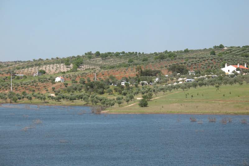 Camping Rosário - Blick auf den Campingplatz über den Fluss mit der Landschaft Portugals im Hintergrund
