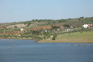 Camping Rosário - Blick auf den Campingplatz über den Fluss mit der Landschaft Portugals im Hintergrund
