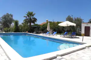 Camping Rosário - Poolbereich mit Liegestühlen und Sonnenschirmen
