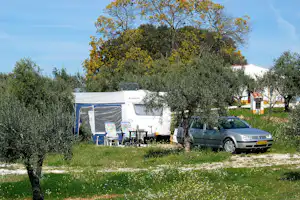 Camping Rosário - Wohnwagen auf Stellplatz umringt von Bäumen
