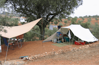 Camping Rosário - Zelt mit kleinem Pavillon auf dem Campingplatz