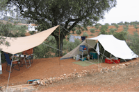 Camping Rosário - Zelt mit kleinem Pavillon auf dem Campingplatz