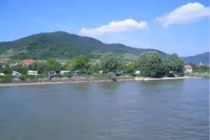 Camping Rossatzbach - Blick auf den Wohnwagenstellplatz vom Campingplatz an der Donau