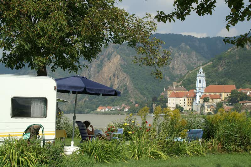 Camping Rossatzbach - Campingplatz mit Blick auf den See