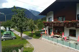 Camping Rossbach - Restaurant vom Campingplatz mit Terrasse und Blick auf die Berge