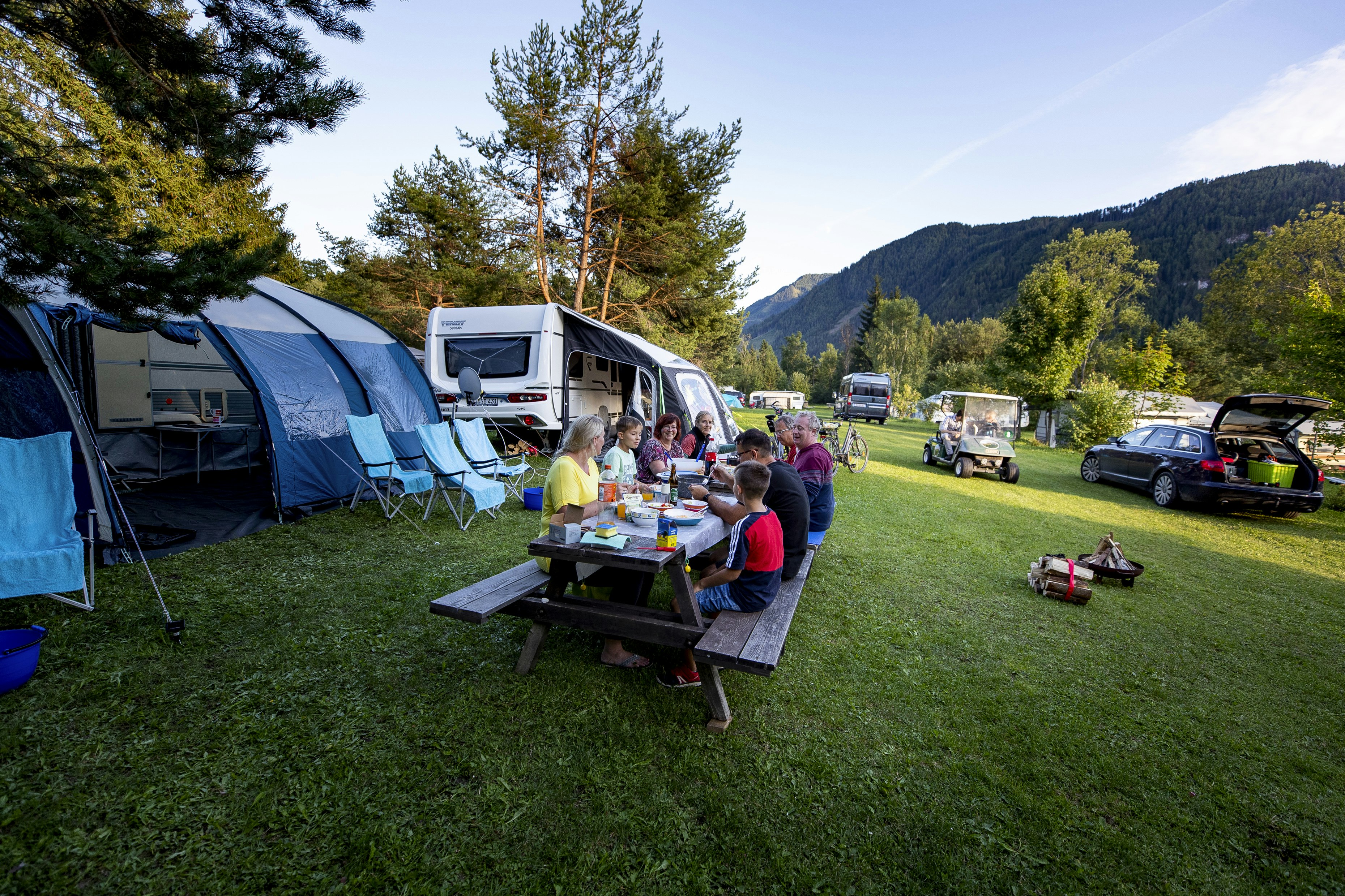 Camping Rothenfels - Gäste beim gemeinsamen Essen auf einer Picknickbank
