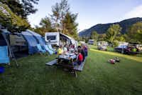 Camping Rothenfels - Gäste beim gemeinsamen Essen auf einer Picknickbank