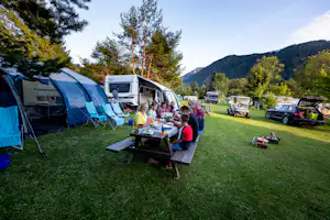 Camping Rothenfels - Gäste beim gemeinsamen Essen auf einer Picknickbank