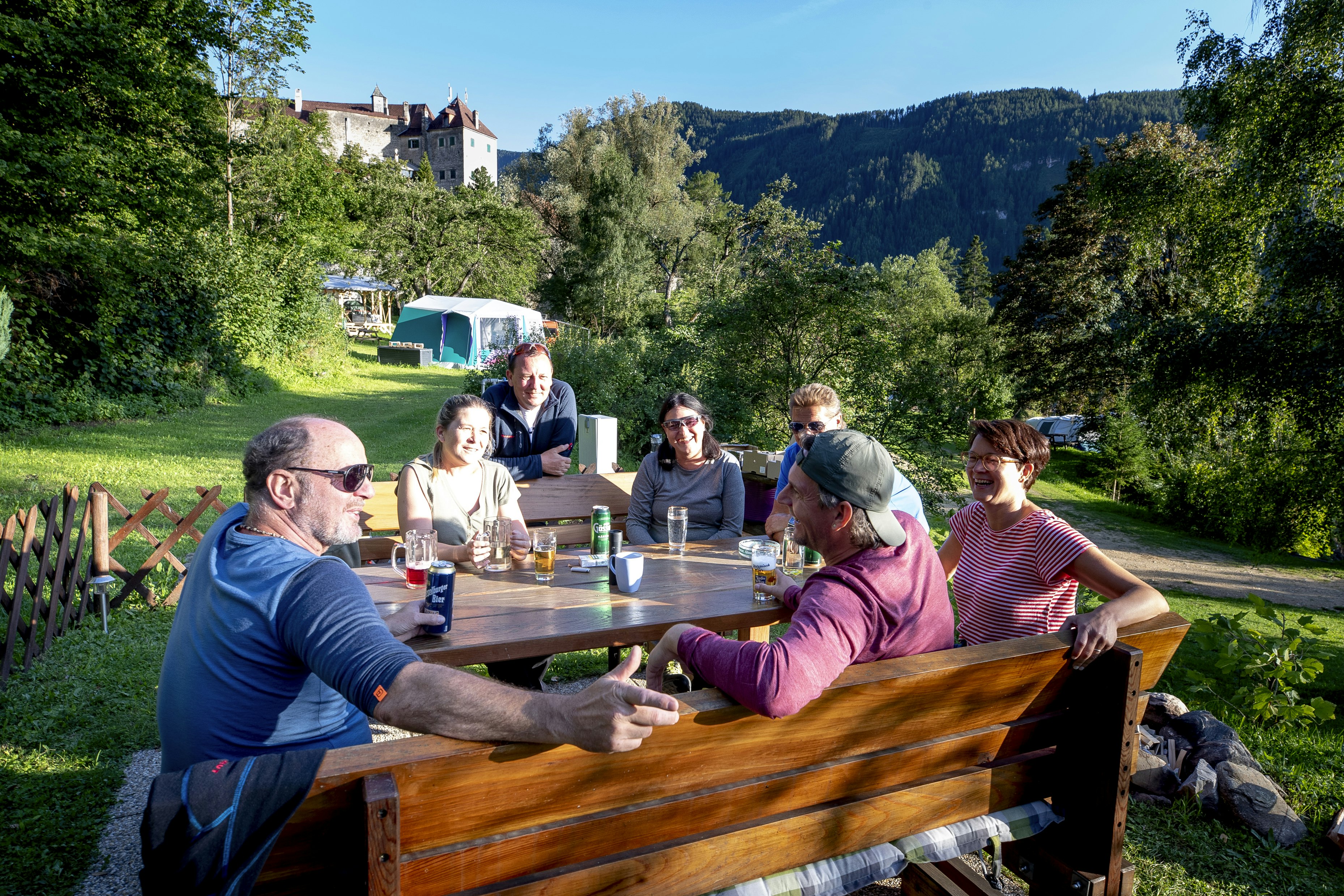 Camping Rothenfels - Gäste beim gemeinsamen Zusammensitzen auf dem Campingplatz