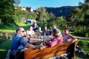 Camping Rothenfels - Gäste beim gemeinsamen Zusammensitzen auf dem Campingplatz