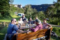 Camping Rothenfels - Gäste beim gemeinsamen Zusammensitzen auf dem Campingplatz