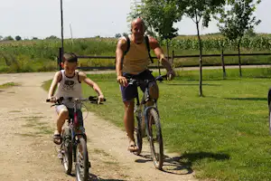 Camping Route Roemenië - Fahrrad Fahrer auf dem Campingplatz Gelände