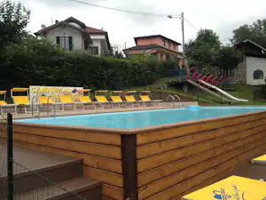Camping Royal - Pool mit Liegestühlen und Sonnenschirmen auf dem Campingplatz