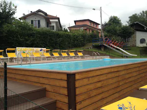 Camping Royal - Pool mit Liegestühlen und Sonnenschirmen auf dem Campingplatz