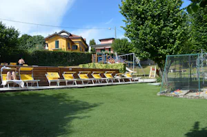 Camping Royal - Sonnenterrasse auf der Wiese auf dem Campingplatz