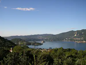 Camping Royal - Übersicht auf das gesamte Campingplatz Gelände mit Blick auf den Orta See