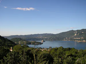 Camping Royal - Übersicht auf das gesamte Campingplatz Gelände mit Blick auf den Orta See