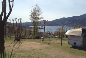Camping Royal - Wohnmobilstellplätze auf der Wiese mit Blick auf den Orta See